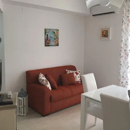 La Casa Di Nancy Al Mare Apartment *